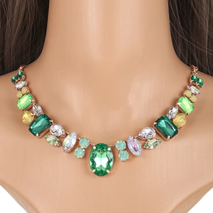 Collier surdimensionné en acrylique avec cristaux étincelants et pierres vert émeraude