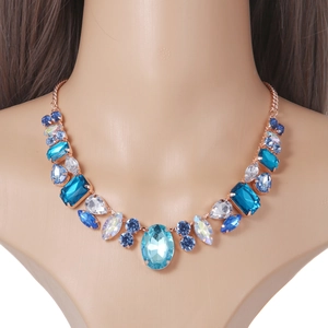 Vue détaillée du collier hip hop massif avec cristaux bleus et finition or rose