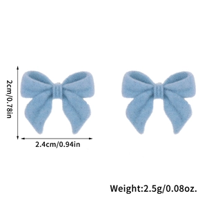 Vue détaillée des boucles d'oreilles nœud bleu avec dimensions 2,4cm x 2cm et poids 2,5g