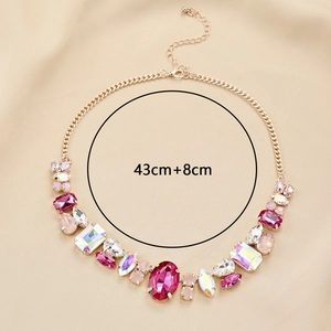 Détail du collier en cristal acrylique scintillant avec chaîne de 43cm et extension de 8cm