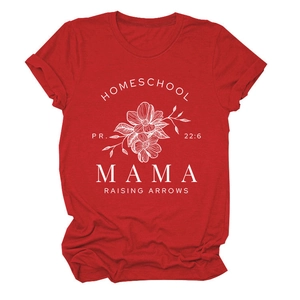 Gros plan du motif floral Homeschool Mama imprimé sur un T-shirt en coton rouge