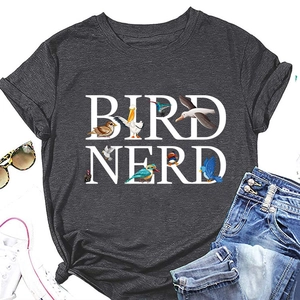 Dettaglio della t-shirt Bird Nerd grigia con grafiche di uccelli e scritte bianche