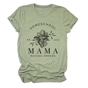 Détail du t-shirt maman vert sauge avec imprimé floral et motif de texte biblique