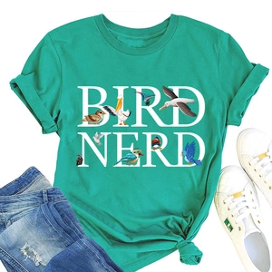 Dettaglio della t-shirt verde menta con slogan Bird Nerd e illustrazioni di uccelli