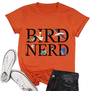 Dettaglio della stampa grafica Bird Nerd su una t-shirt in cotone arancione