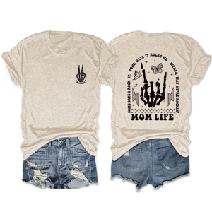 Vorder- und Rückansicht des beigen T-Shirts mit Rockhand-Grafik, Schmetterling und Blitz