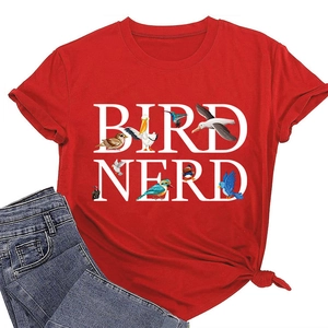 Dettaglio della t-shirt rossa Bird Nerd con illustrazioni di uccelli e orlo annodato