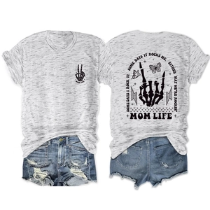 Detail des Rock-Totenkopf-Prints auf dem Rücken des grauen T-Shirts mit Mom Life Spruch