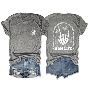 Vorder- und Rückseite des grauen Mom Life T-Shirts und Denim-Shorts mit Rock-Grafik