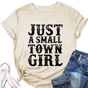 T-shirt beige avec texte Just a Small Town Girl et détail d'ourlet noué posé à plat