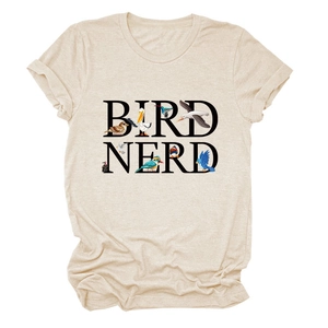 Dettaglio della stampa Bird Nerd con illustrazioni di uccelli colorati su t-shirt sabbia