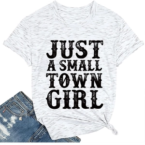 Détail du texte Just A Small Town Girl sur un t-shirt blanc en coton à col rond