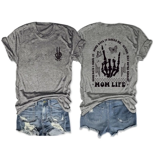 Flachbild von grauem MOM LIFE T-Shirt und zerrissenen Jeans-Shorts mit Rock-Grafiken