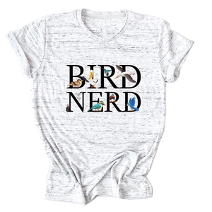 Dettaglio della stampa Bird Nerd con illustrazioni di uccelli colorati su t-shirt grigia
