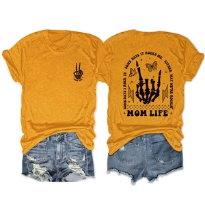 Flachliegendes Detail des Mom Life T-Shirts und Denim-Shorts Sets von vorne und hinten