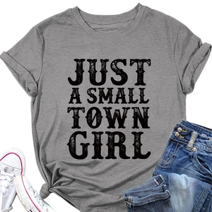 T-shirt gris en coton avec texte Just A Small Town Girl et short en jean délavé