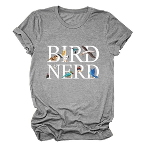 Dettaglio della t-shirt grigia Bird Nerd con illustrazioni di uccelli e maniche arrotolate