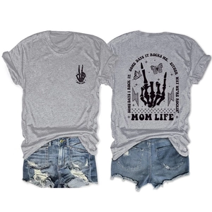Detailansicht des Mom Life Grafik-T-Shirts mit Totenkopf und Schmetterling in Graublau