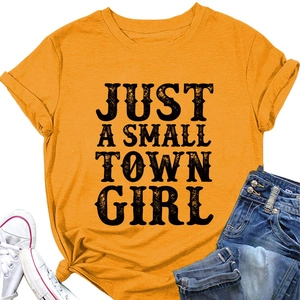 T-shirt en coton jaune à plat avec imprimé Just a Small Town Girl et ourlet noué