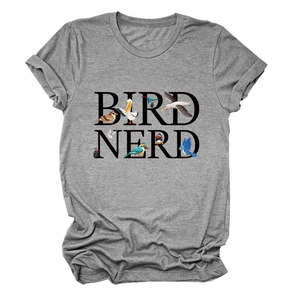 Dettaglio della stampa grafica Bird Nerd su t-shirt grigia con illustrazioni di uccelli