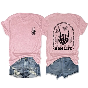 Flachbild von rosa Mom Life T-Shirt mit Totenkopf Grafik und blauen Ripped Denim Shorts
