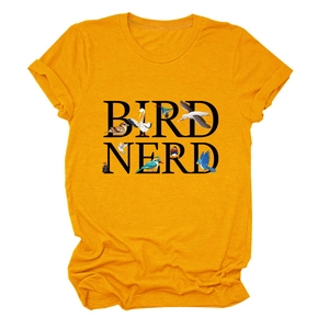 Dettaglio della stampa Bird Nerd su una t-shirt in cotone giallo zenzero a girocollo