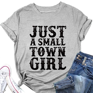 Détail du t-shirt gris à col rond avec impression rétro Just A Small Town Girl en noir