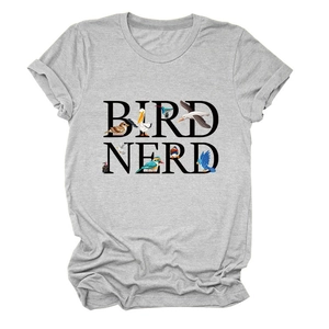 Dettaglio del testo Bird Nerd e illustrazioni di uccelli colorati su t-shirt in cotone grigio