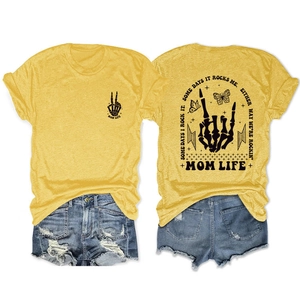 Vorder- und Rückansicht des gelben T-Shirts mit Mom Life Totenkopf und Rock-Print
