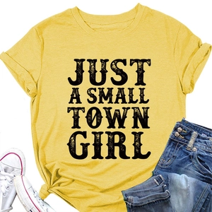 T-shirt jaune en coton avec texte JUST A SMALL TOWN GIRL et assortiment en jean
