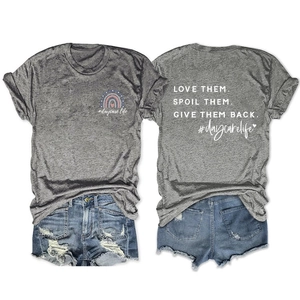 Vorder- und Rückansicht des grauen T-Shirts mit LOVE THEM SPOIL THEM Daycare-Slogan