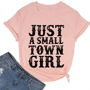 T-shirt rose à col rond avec texte Just A Small Town Girl et détail de nœud à l'ourlet