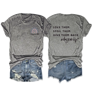Detail der grauen T-Shirt-Rückseite LOVE THEM SPOIL THEM Print mit Denim-Shorts