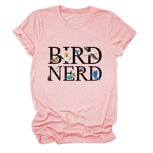 Dettaglio della t-shirt rosa in misto cotone con stampa Bird Nerd e uccelli colorati