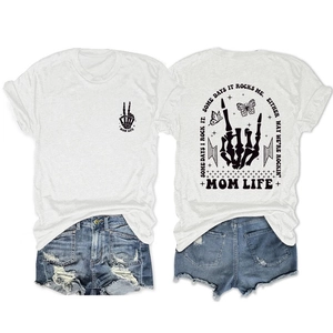 Vorder- und Rückansicht des weißen Baumwoll-T-Shirts mit Print und zerrissenen Jeansshorts