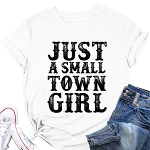 Détail du t-shirt blanc à col rond avec lettrage Just A Small Town Girl vintage