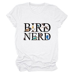 Dettaglio della t-shirt bianca Bird Nerd con illustrazioni di uccelli e testo in grassetto