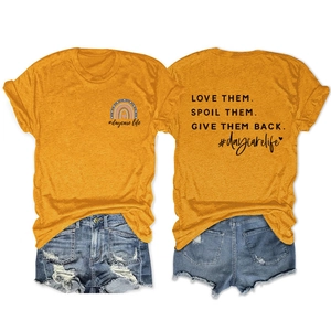 Detail eines senfgelben T-Shirts mit doppelseitigem Regenbogen- und Slogan-Aufdruck