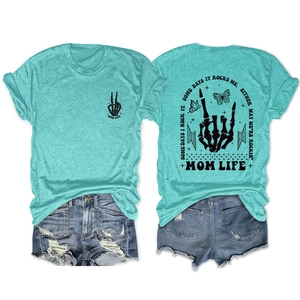 Flachbild des seeblauen Mom Life T-Shirts und zerrissener Jeansshorts von vorne und hinten