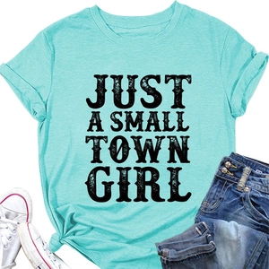 T-shirt en coton vert menthe avec inscription Just a Small Town Girl et short en jean assorti