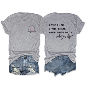 Detailansicht der Rückseite eines grauen T-Shirts mit LOVE THEM SPOIL THEM Aufdruck