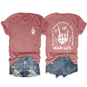 Vorder- und Rückansicht des Sommer-T-Shirts in Pflaume mit Skeletthand-Aufdruck