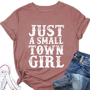 T-shirt rouge brique à manches courtes avec imprimé 'JUST A SMALL TOWN GIRL' noué