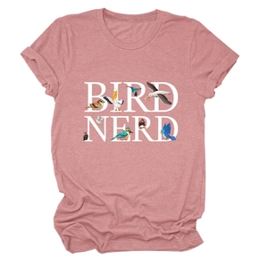 Dettaglio della stampa grafica Bird Nerd su t-shirt rosa polvere con uccelli
