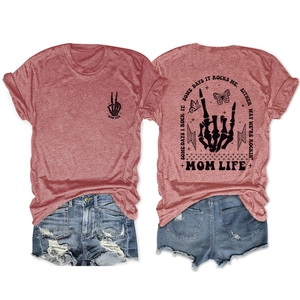 Flachgelegtes Damen T-Shirt in Ziegelrot mit Mom Life Totenkopf und Distressed-Denim-Shorts