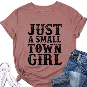 T-shirt rose à manches courtes avec slogan Just a Small Town Girl imprimé vintage