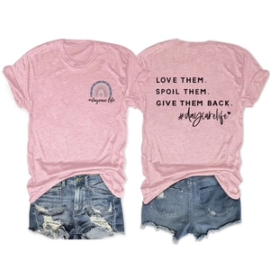 Flach liegendes rosa T-Shirt mit Regenbogen-Aufdruck und Slogan auf beiden Seiten