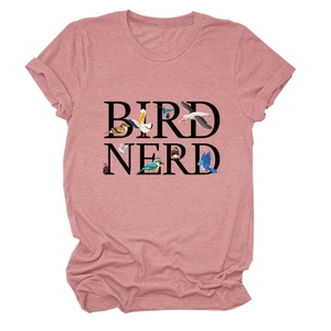 T-shirt Bird Nerd rosa antico a maniche corte con illustrazioni di uccelli colorati