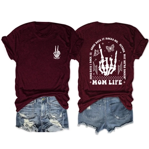 Vorder- und Rückansicht des weinroten Mom Life Rock T-Shirts mit Denim-Shorts