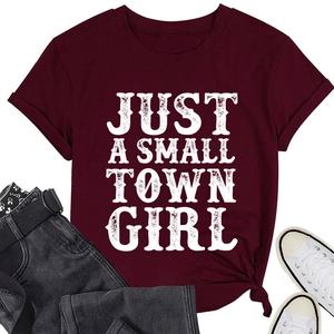 Détail d'un T-shirt bordeaux à col rond avec imprimé et décoration nouée sur le côté